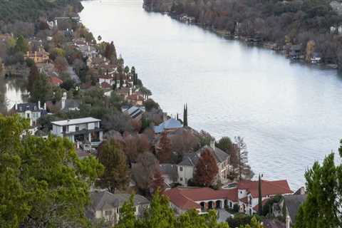 Do the lakeside restaurants in austin, tx have parking available?