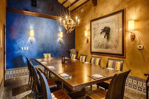 Do Restaurants and Bars in Scottsdale Offer Reservations for Tables or Private Dining Rooms?